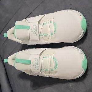 New Nike Air Max Bella TR5,size   11 women, New, white and light green.